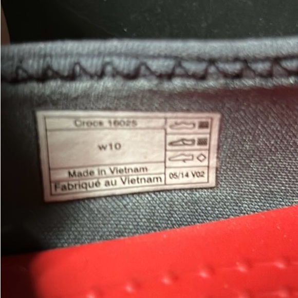 NWOT Women’s Crocs in purple and grey - Picture 3 of 3